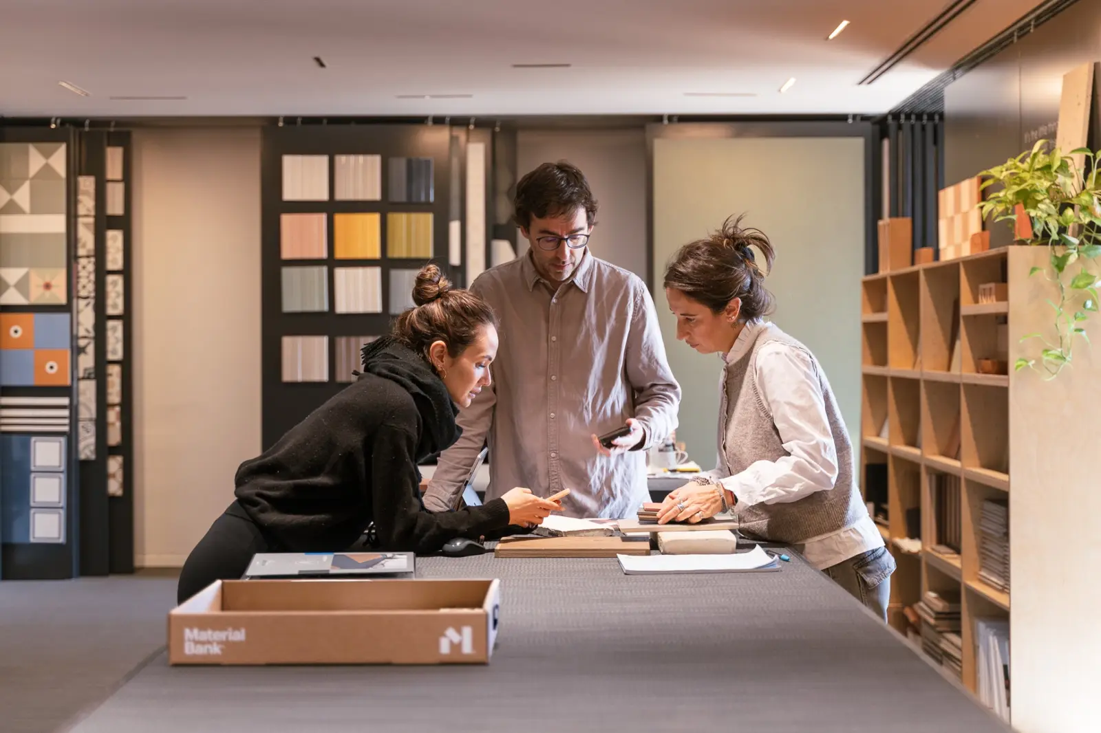 Selección de materiales sobre la mesa de trabajo