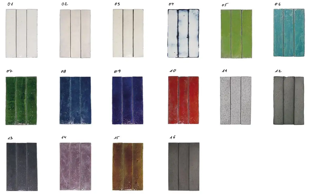 Dieciséis muestras de azulejos esmaltados rectangulares numeradas, en blancos, verdes, azules, rojo, grises, violeta y ámbar