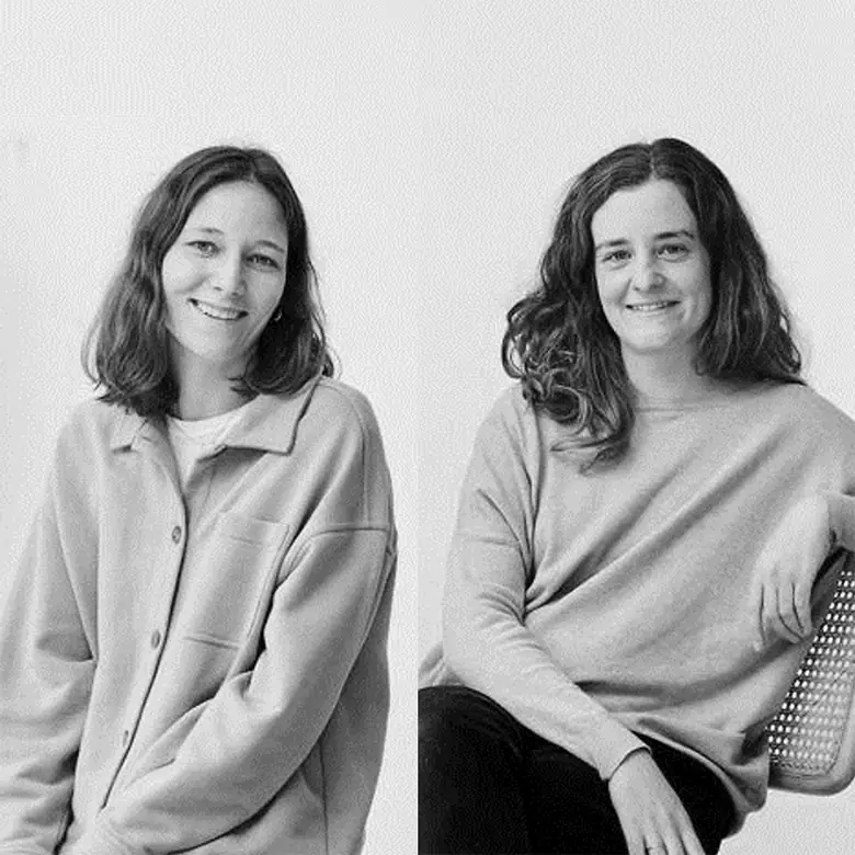 Retrato en blanco y negro de Marta Santana y Carlota Ruiz
