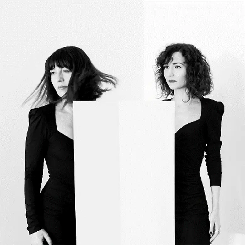 Retrato en blanco y negro de Emma Redondo y Montse Garrigós