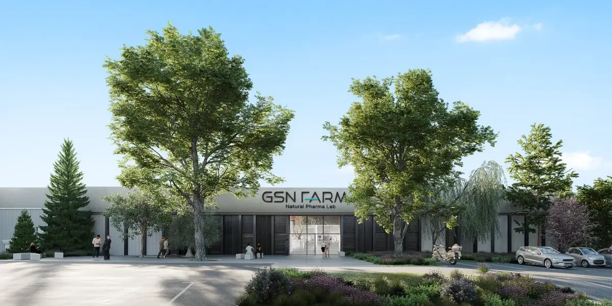 Visualización del acceso a la sede de GSN Farma entre árboles y zonas ajardinadas