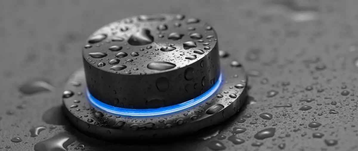Control de grifería Maindrop con un anillo de luz azul, cubierto de gotas de agua