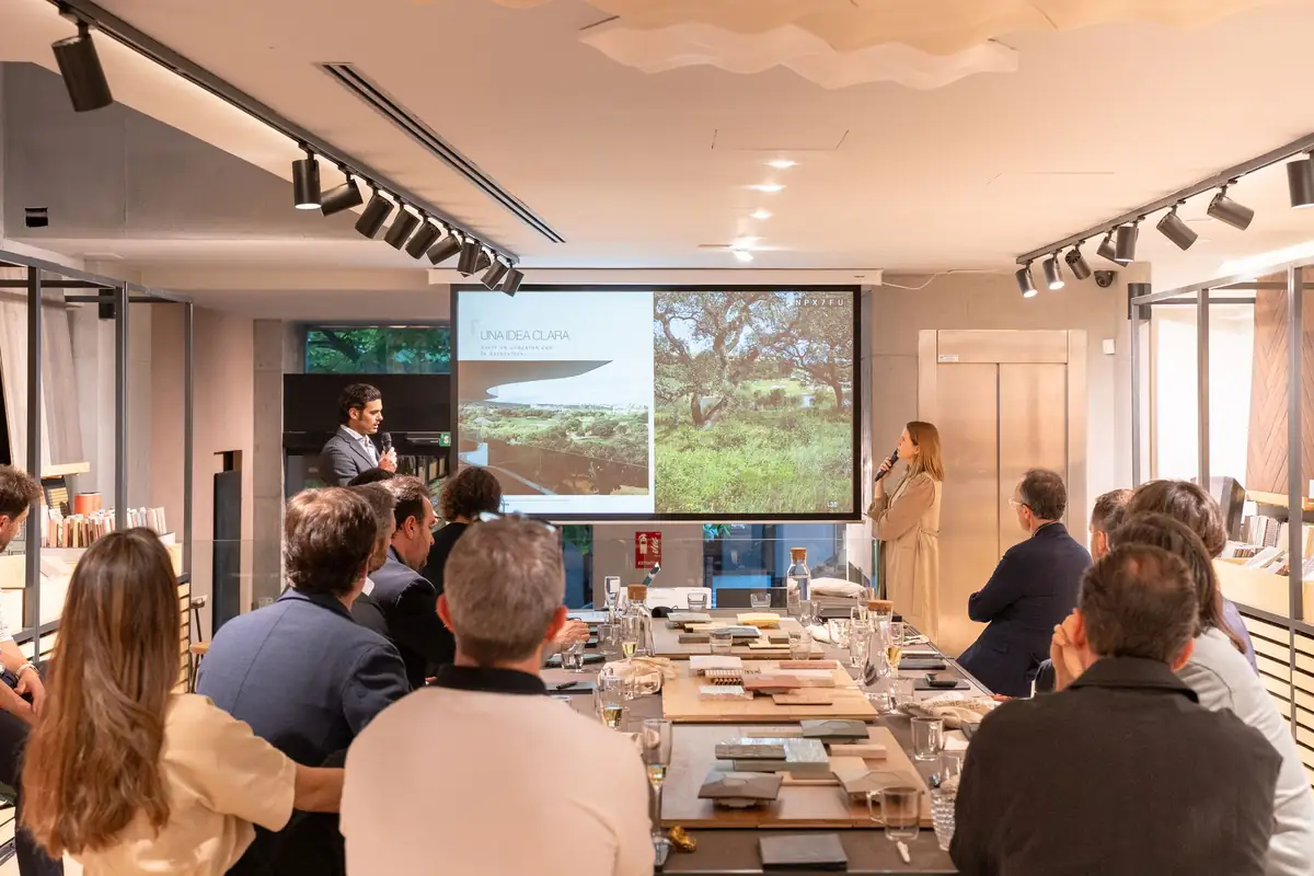 L35 speaker presenting the project in front of an image of Sotogrande's vegetation
