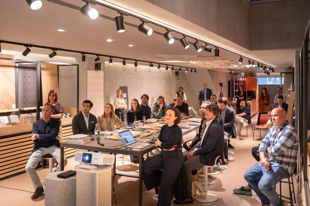 Attendees seated around the materials table at Matter Madrid during the session