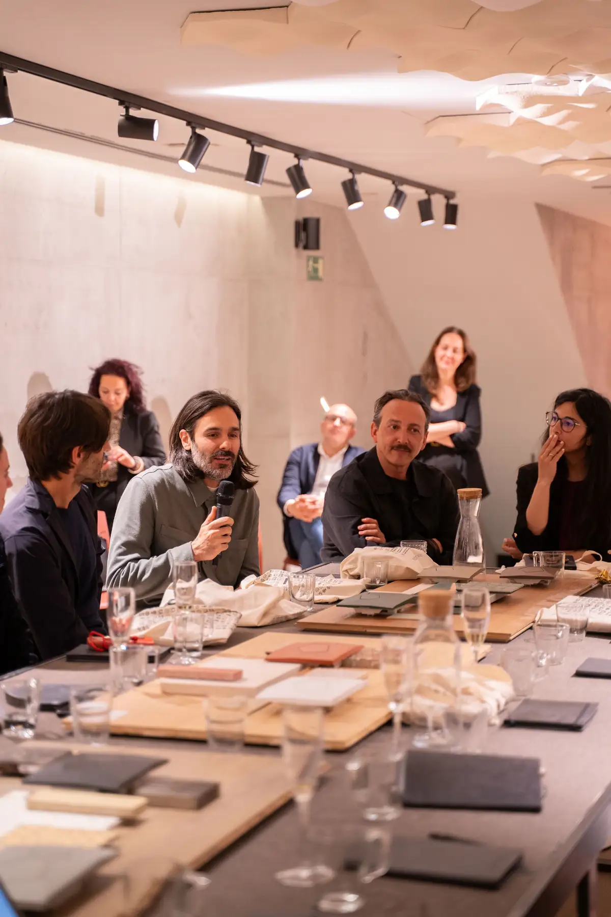 Speakers in conversation seated at the table during the debate