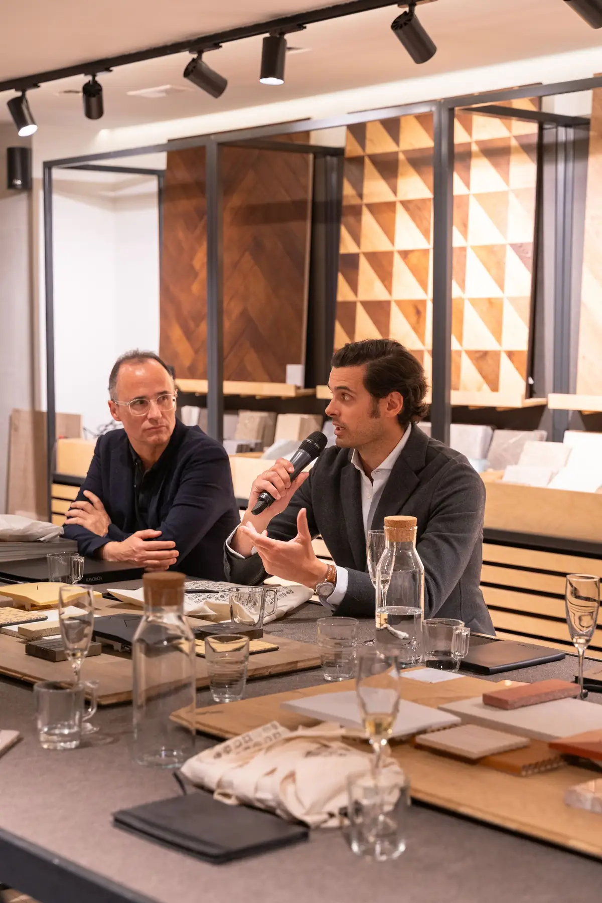 Two speakers take part in the round table with a microphone