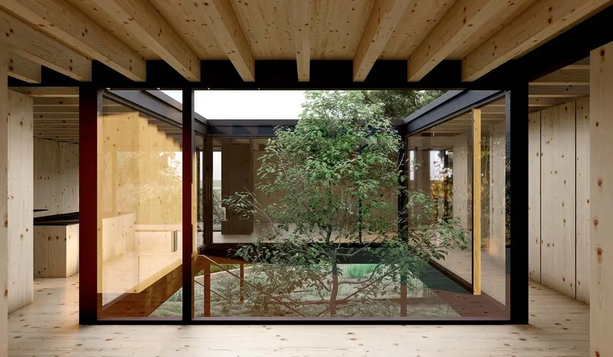 Interior de madera de la casa LX abierto con grandes vidrios a un patio con árboles