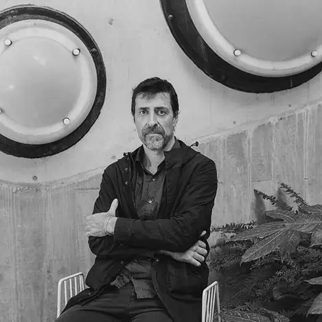 Retrato en blanco y negro de Pasqual Bendicho sentado