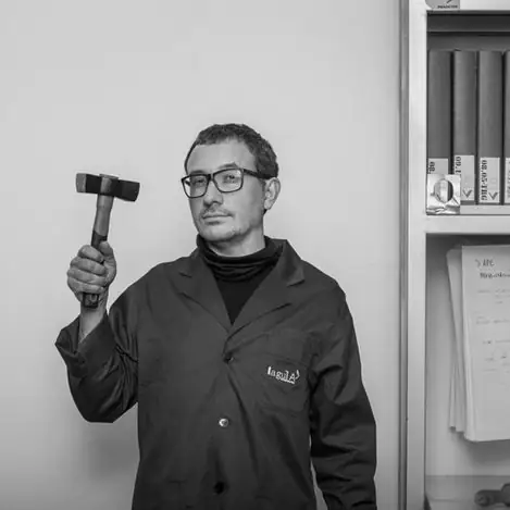 Retrato en blanco y negro de Ignacio López Alonso con un martillo
