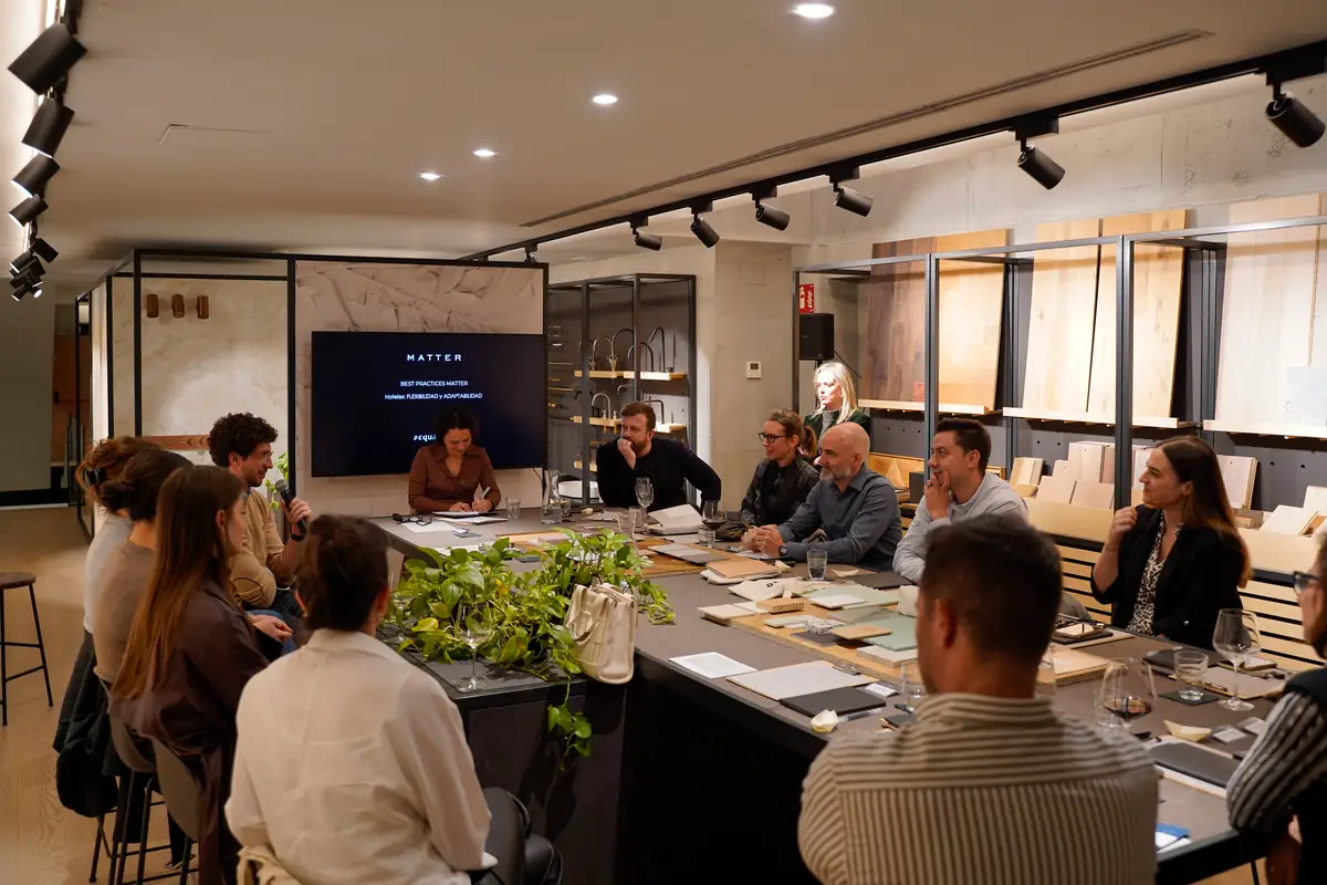 Ponentes sentados a la mesa frente a una pantalla con el título del encuentro