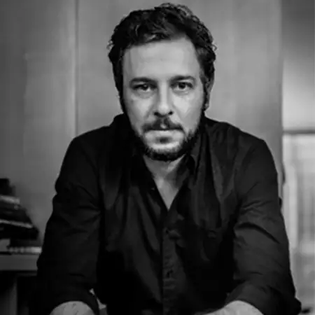 Retrato en blanco y negro de Joaquín Millán con camisa oscura