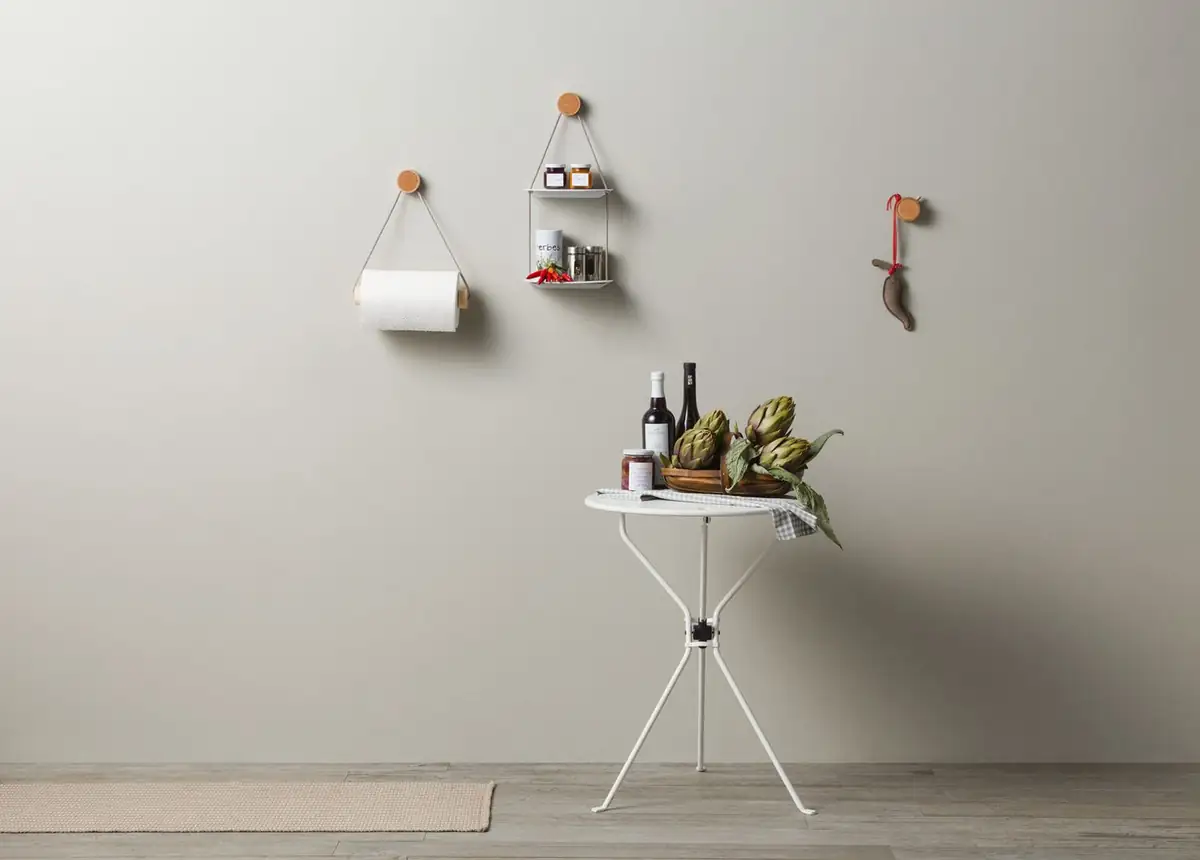 Pared de cocina con portarrollos de cocina, estante doble y colgador de la colección Ring sobre una mesa auxiliar