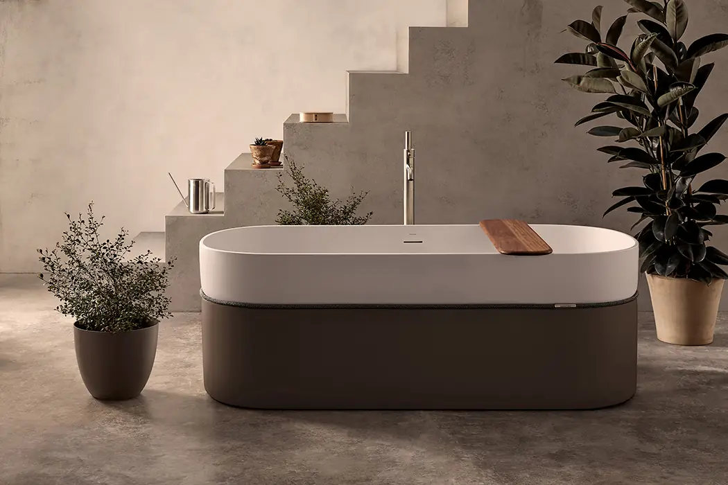 Bañera Tempo con la parte inferior en marrón y la superior en blanco, separadas por la cuerda, con una bandeja de madera