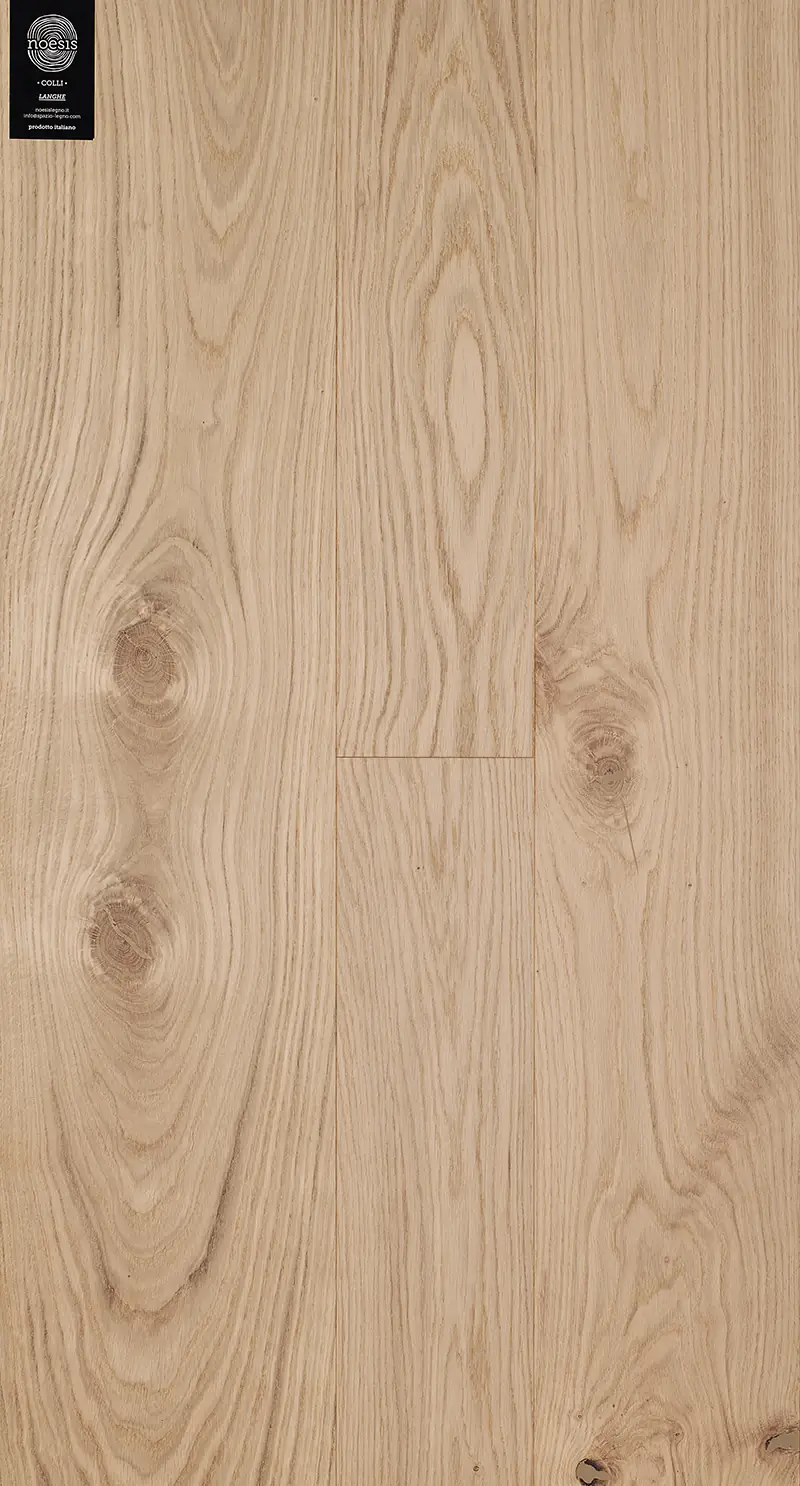 Muestra de tablas de roble de tono beige claro con nudos y veta flameada