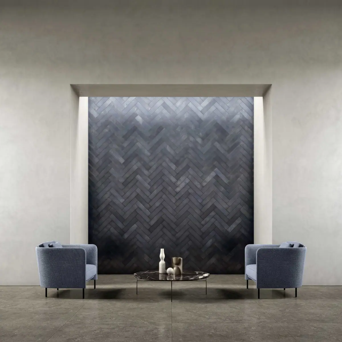 Pared revestida con piezas rectangulares de hierro oscuro colocadas en espiga, entre dos butacas azules