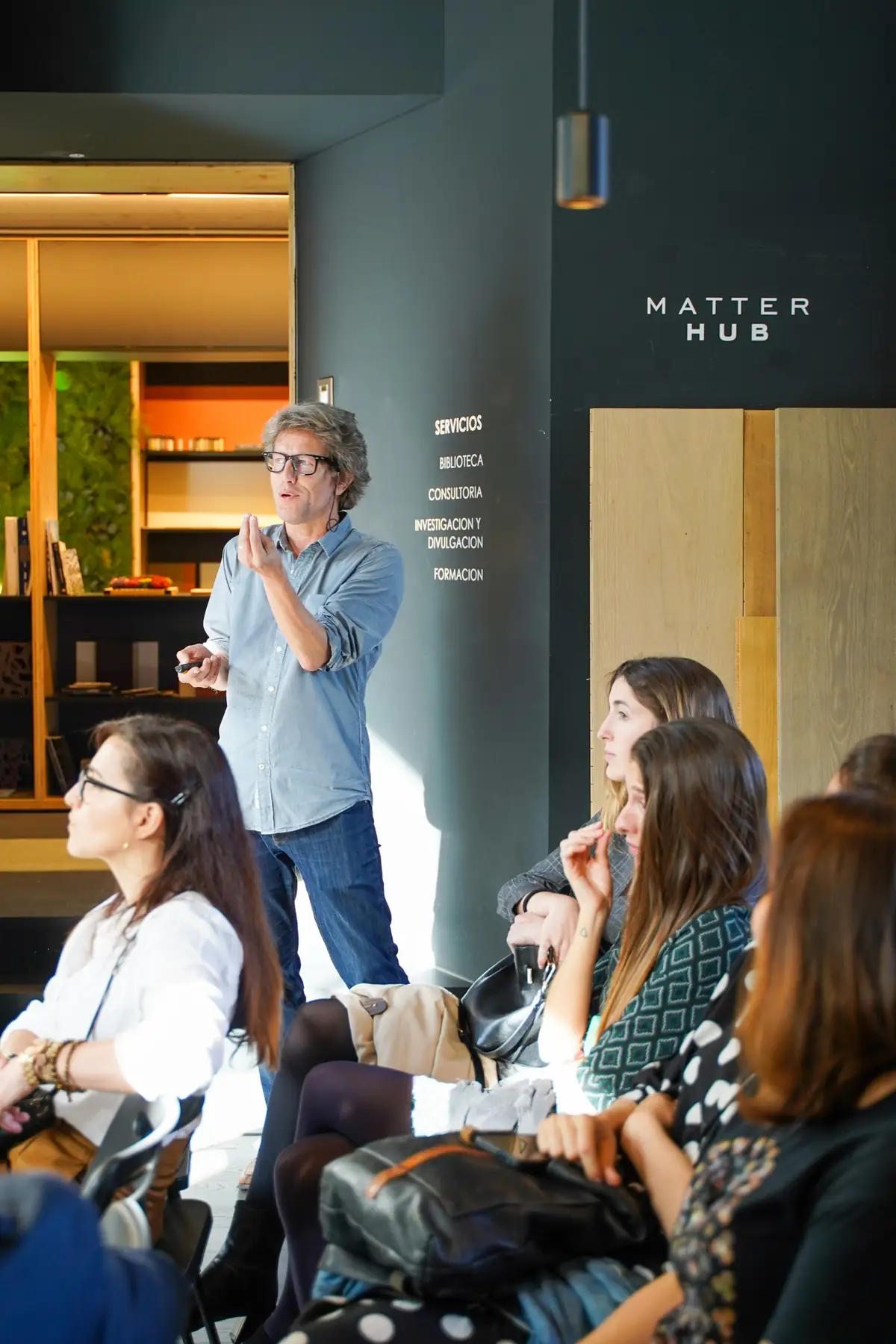 Un ponente interviene ante el público junto al rótulo de Matter HUB
