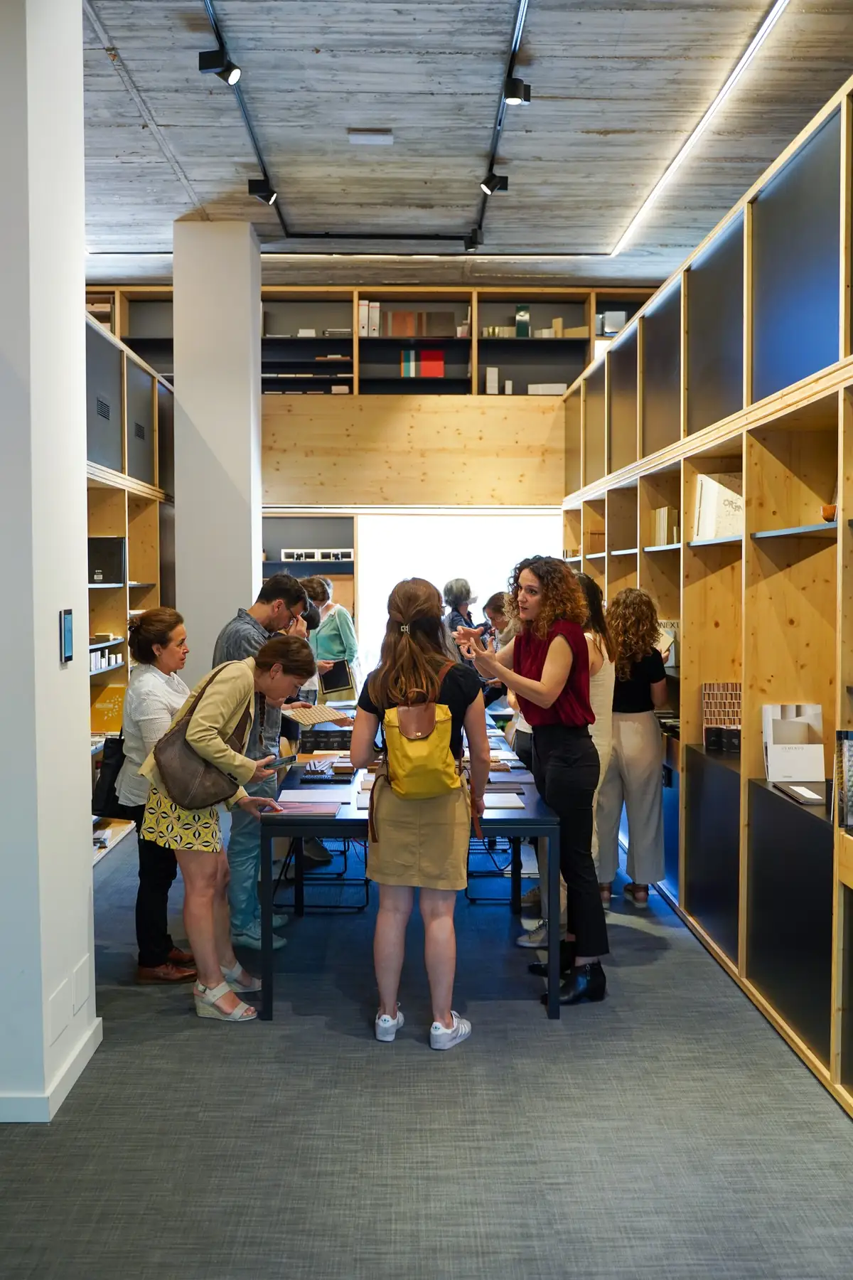 Visitantes alrededor de la mesa de materiales en el espacio de Matter en Barcelona