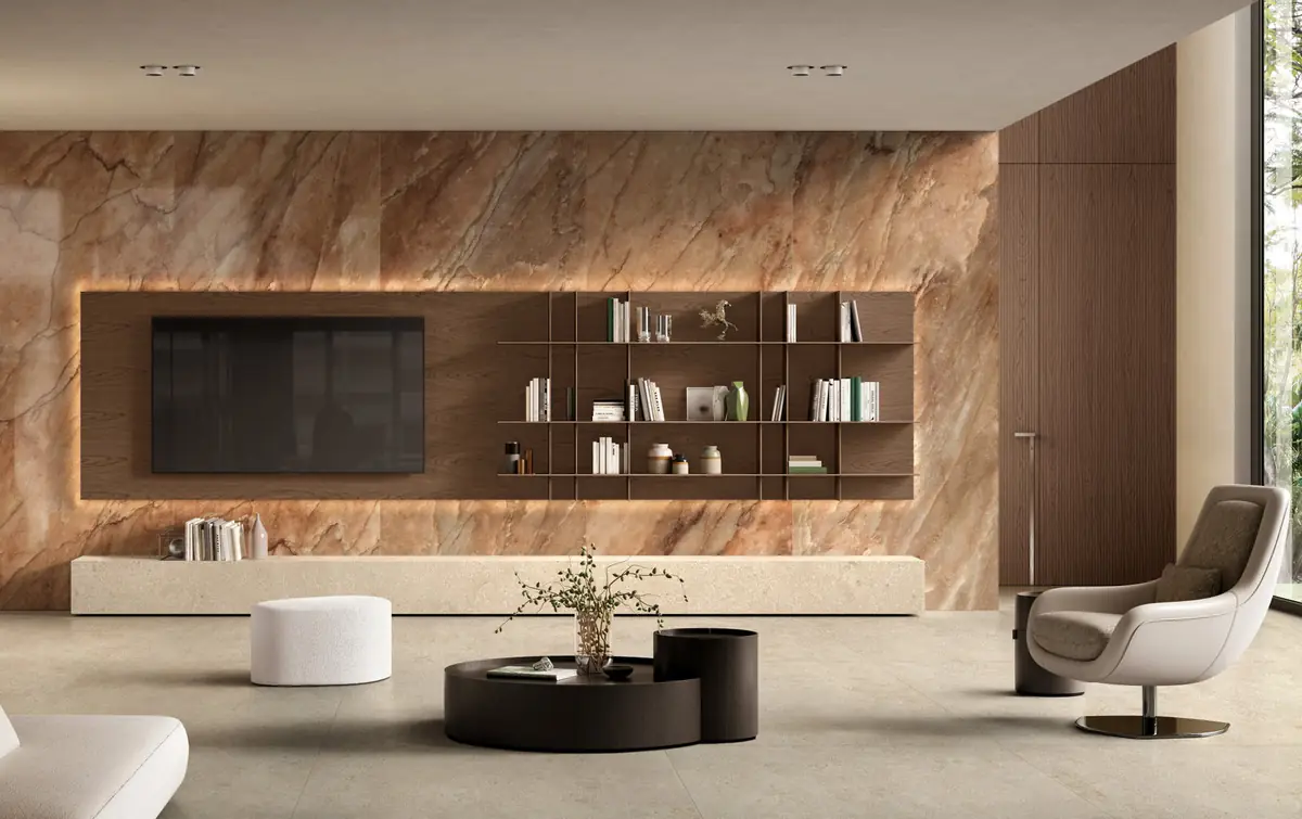 Salón con pared revestida de porcelánico efecto mármol Marble Nuage en gran formato
