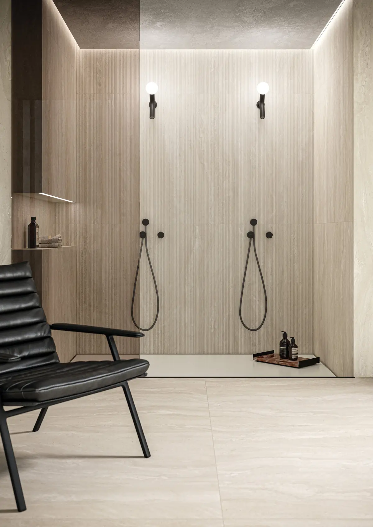 Ducha revestida de porcelánico efecto travertino en placas de gran formato