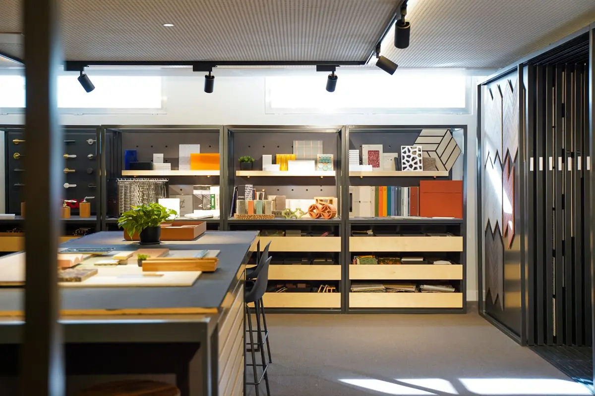 Materioteca de Matter Madrid con estanterías de muestras de colores, cajones de madera y una mesa de trabajo con materiales