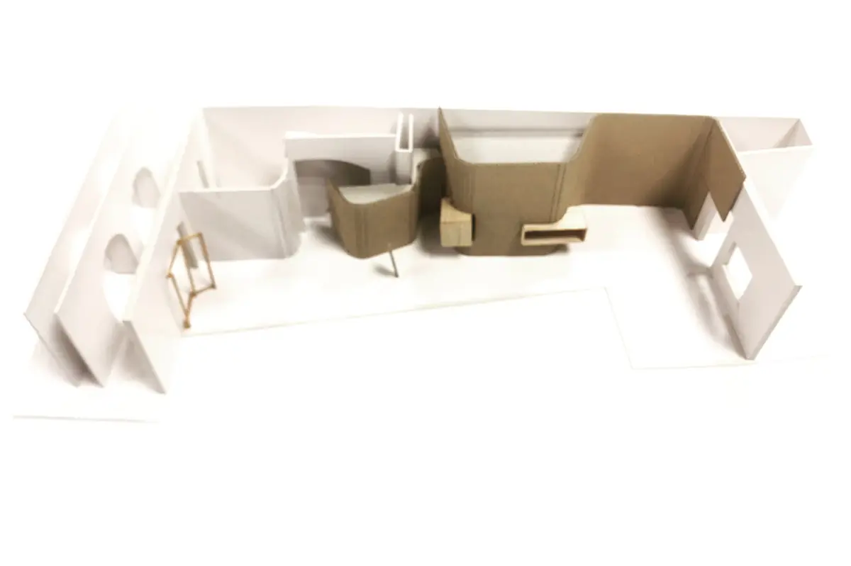 Maqueta de trabajo blanca y de cartón del interior del restaurante