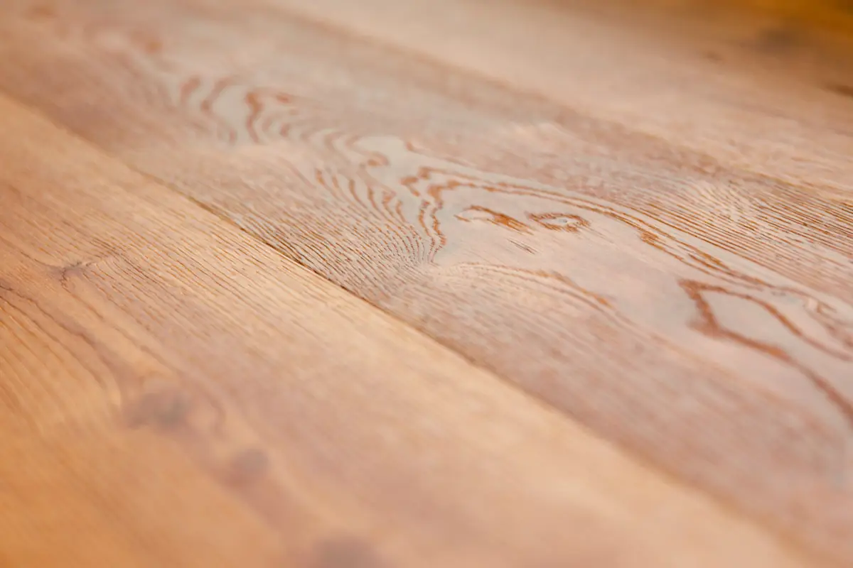 Primer plano de tablas de roble cepillado con la veta en relieve