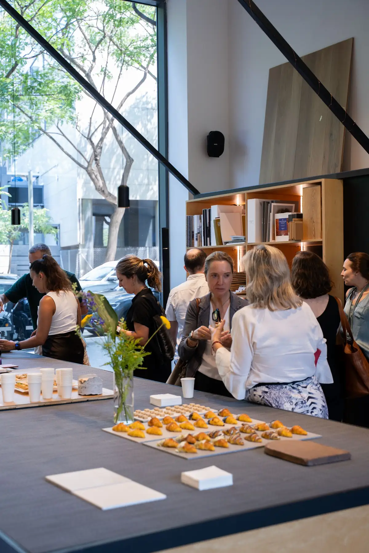 Asistentes conversan junto a una mesa con un aperitivo tras la masterclass