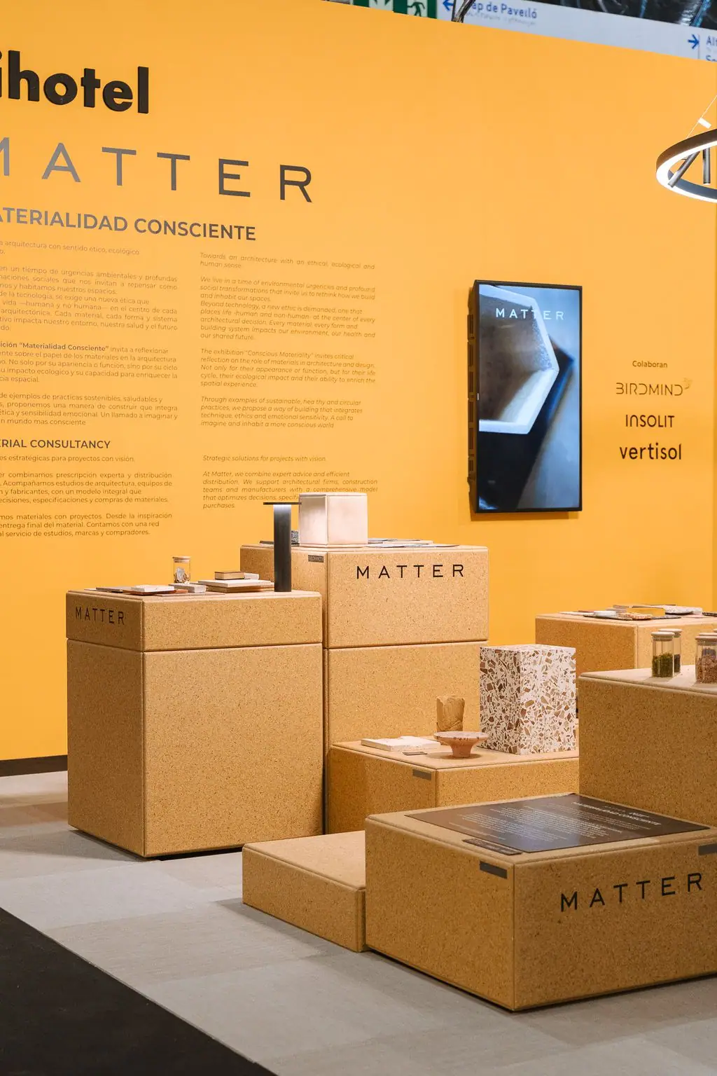 Panel de Matter con el texto de la exposición y peanas con muestras en primer plano