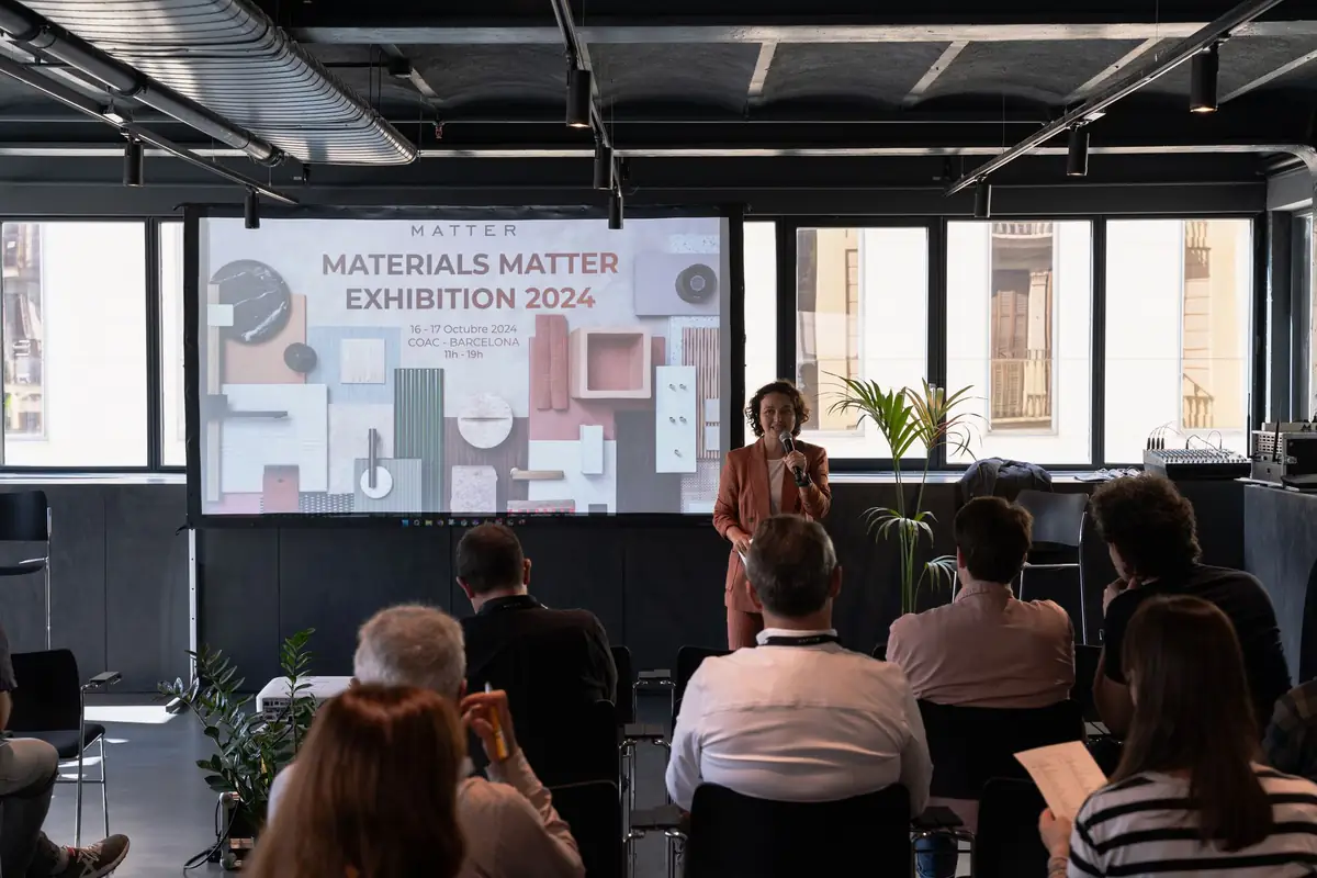Presentación de Matter ante el público, con la imagen de la Materials Matter Exhibition 2024 proyectada en pantalla.