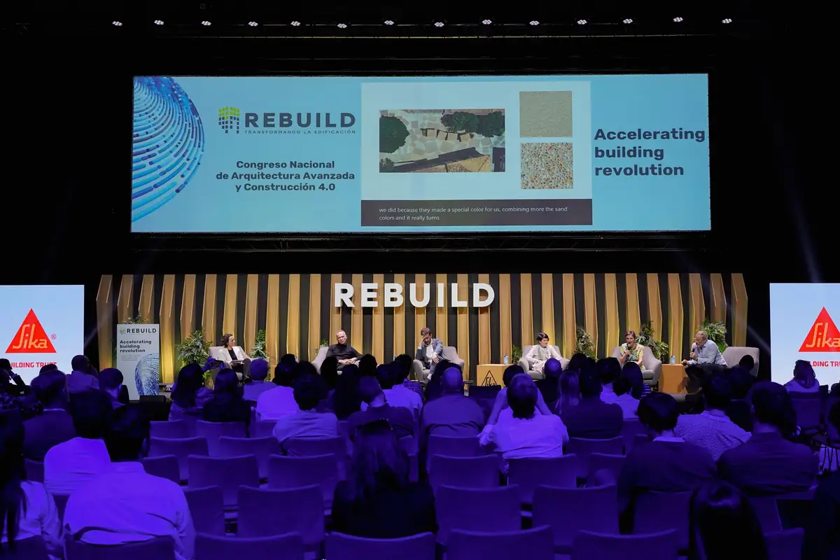 Público en el auditorio frente al escenario, con la pantalla del Congreso Nacional de Arquitectura Avanzada y Construcción 4.0