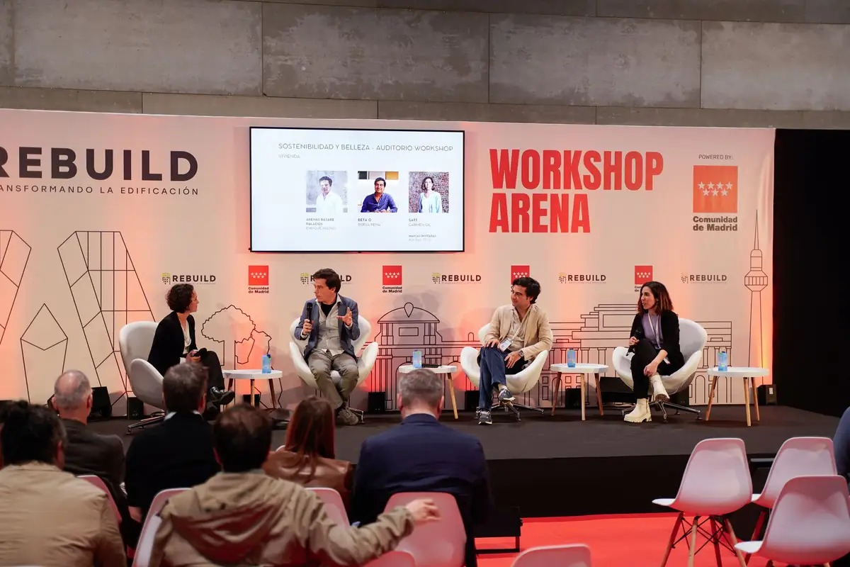 Mesa de cuatro ponentes en el escenario del Workshop Arena, con el público en primer plano