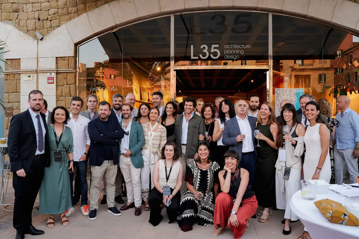 Group photo of the teams and guests in front of the L35 façade
