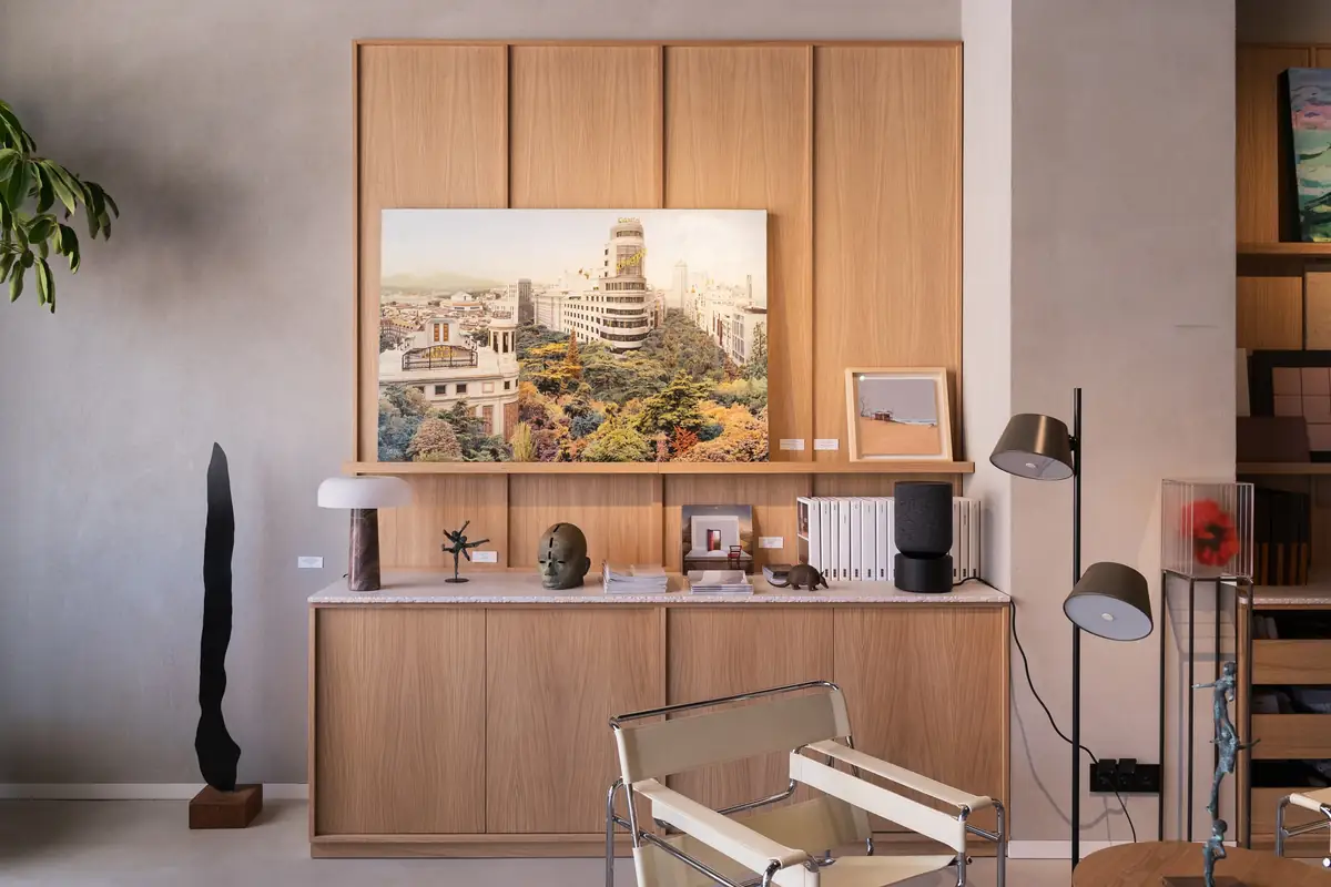 Wooden unit with an urban painting, a sculpture and a leather armchair