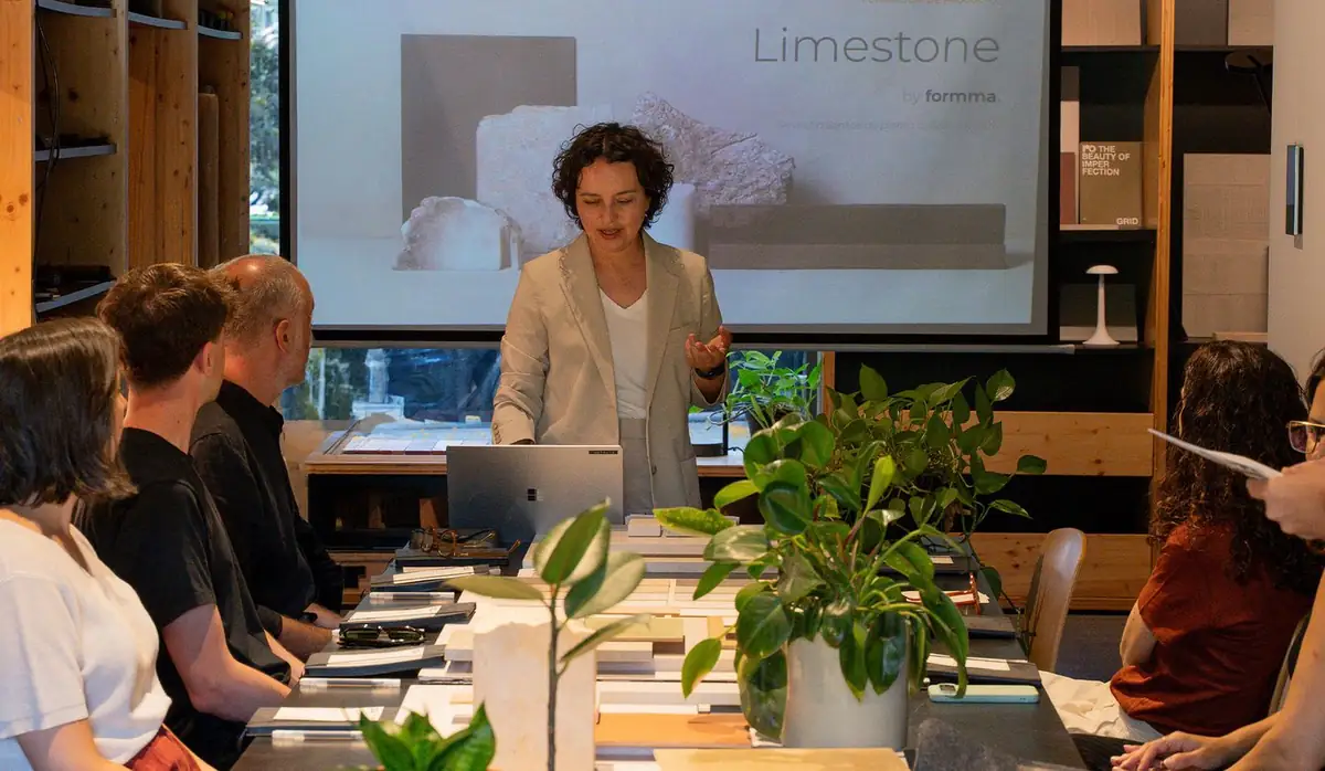 Una representante de Formma presenta la colección Limestone ante los asistentes.