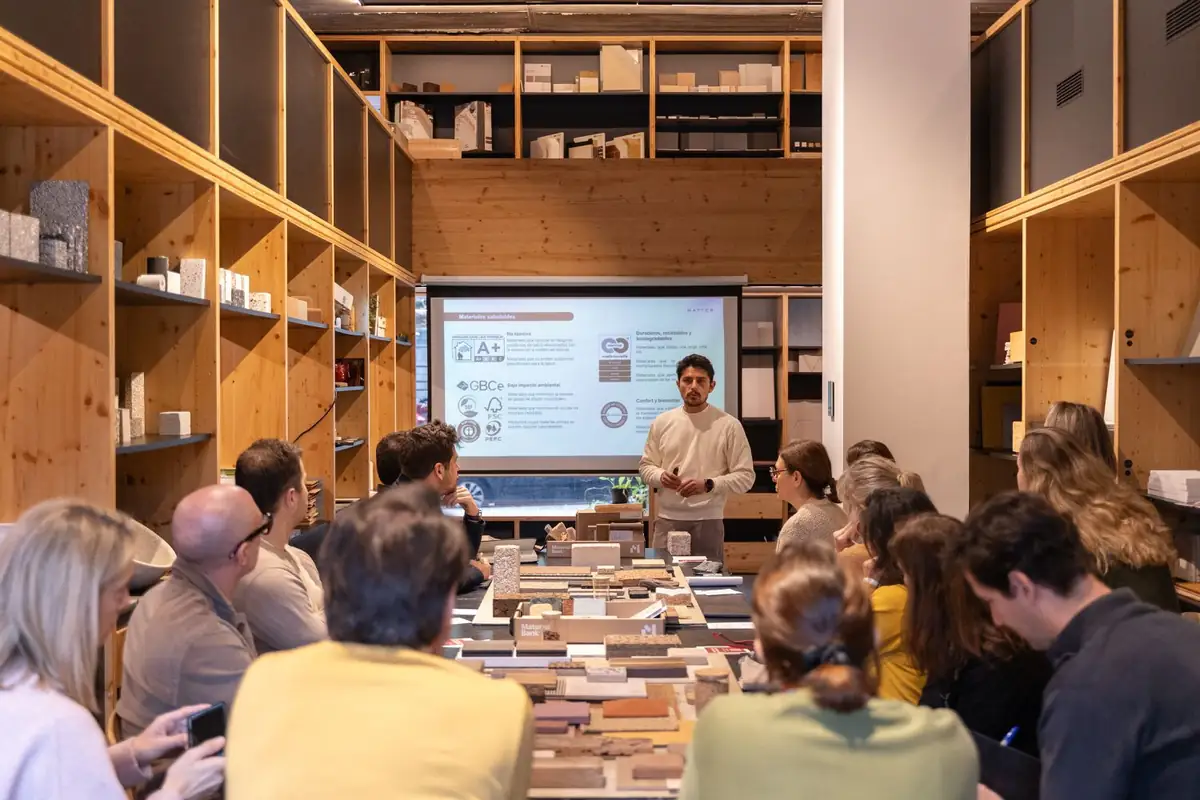 Un consultor de Matter presenta, junto a la pantalla, una diapositiva titulada «Materiales saludables» con sellos como A+, GBCe, FSC, PEFC y Cradle to Cradle.