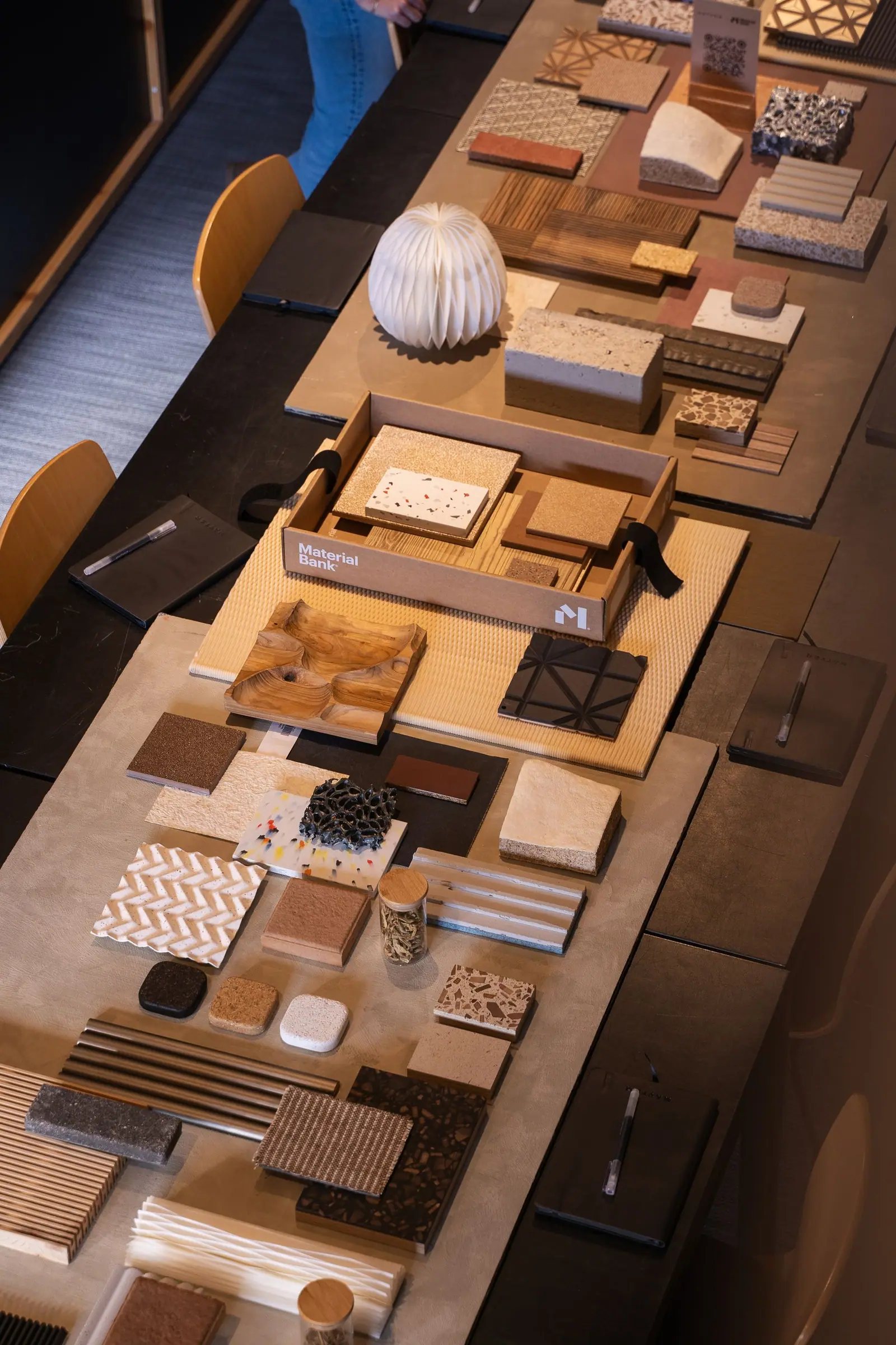 Table with wood, stone and textile samples prepared for a Matter Session