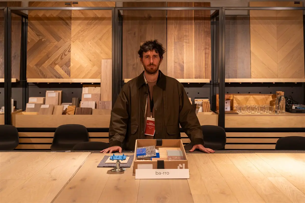 Jorge Pizarro standing behind the ba-rro sample box, with an access floor pedestal on the table