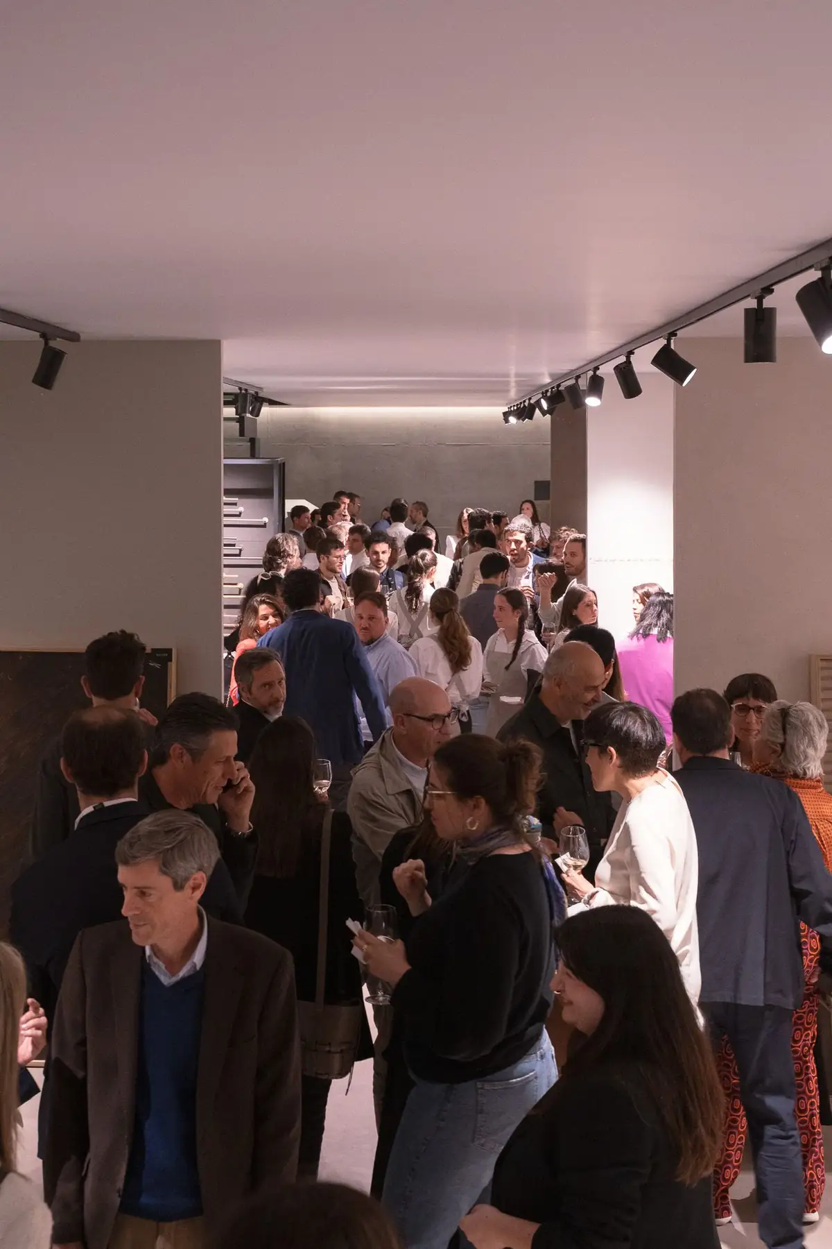 Pasillo del Meet Design Center lleno de asistentes conversando