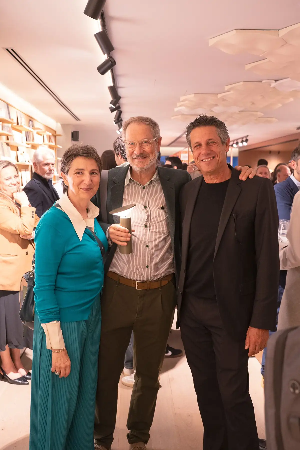 Tres asistentes posan sonrientes en el interior del Meet Design Center