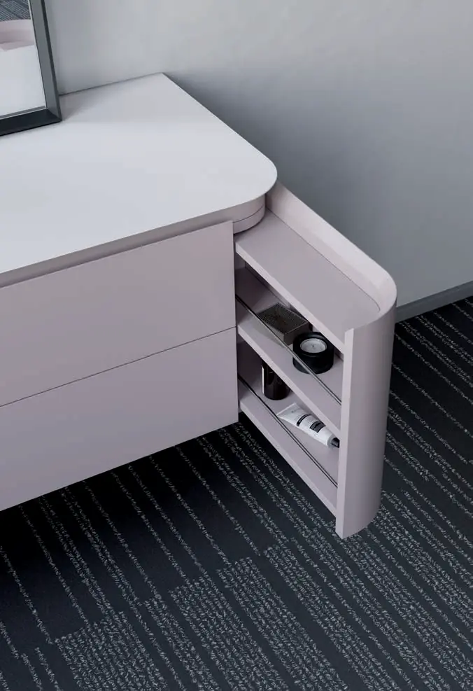 Detalle de un mueble de baño rosado con un lateral curvo abierto que deja ver baldas interiores