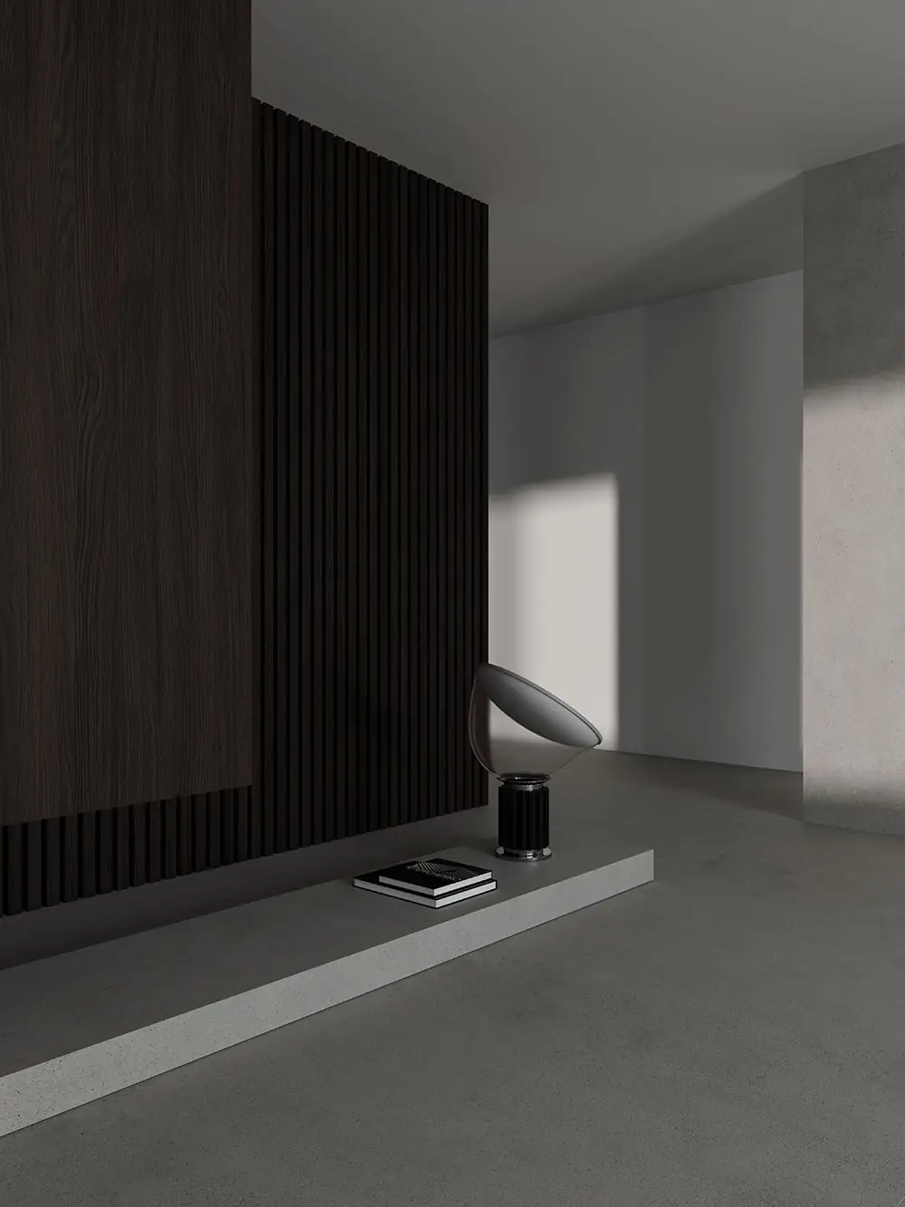 Interior con pavimento y peldaño corrido de porcelánico gris efecto cemento, revestimiento de listones de madera oscura y una lámpara de sobremesa.