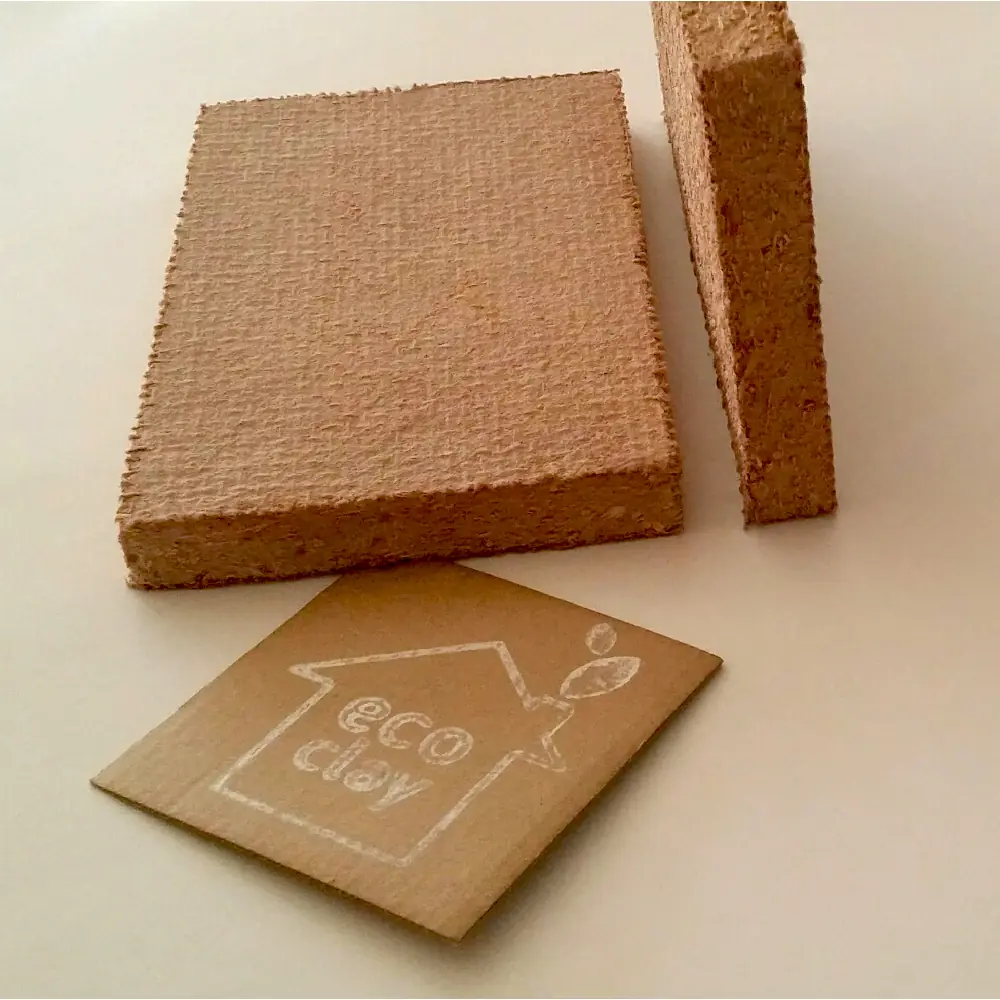 Dos piezas de placa de arcilla con malla de yute en la superficie junto a una etiqueta de cartón con el logotipo de Ecoclay