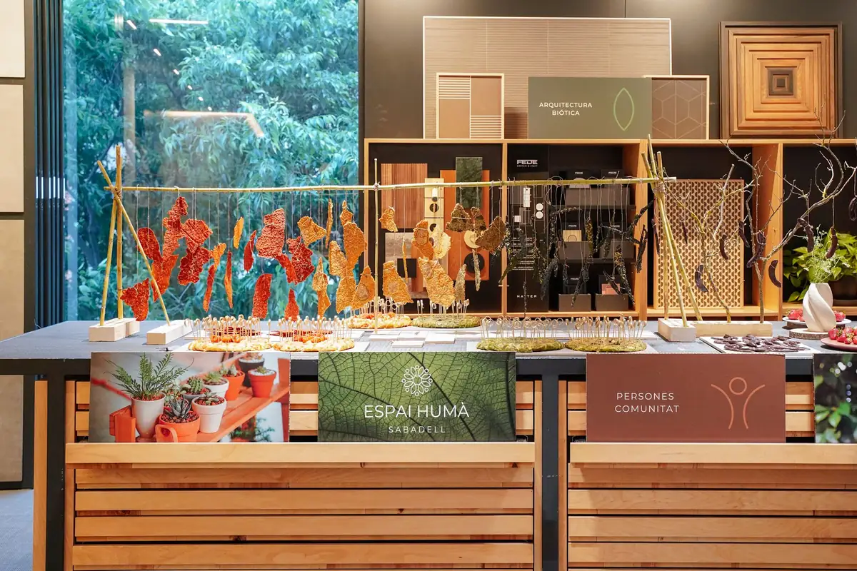 Eco-Picnic table with the Espai Humà Sabadell and Persones Comunitat panels