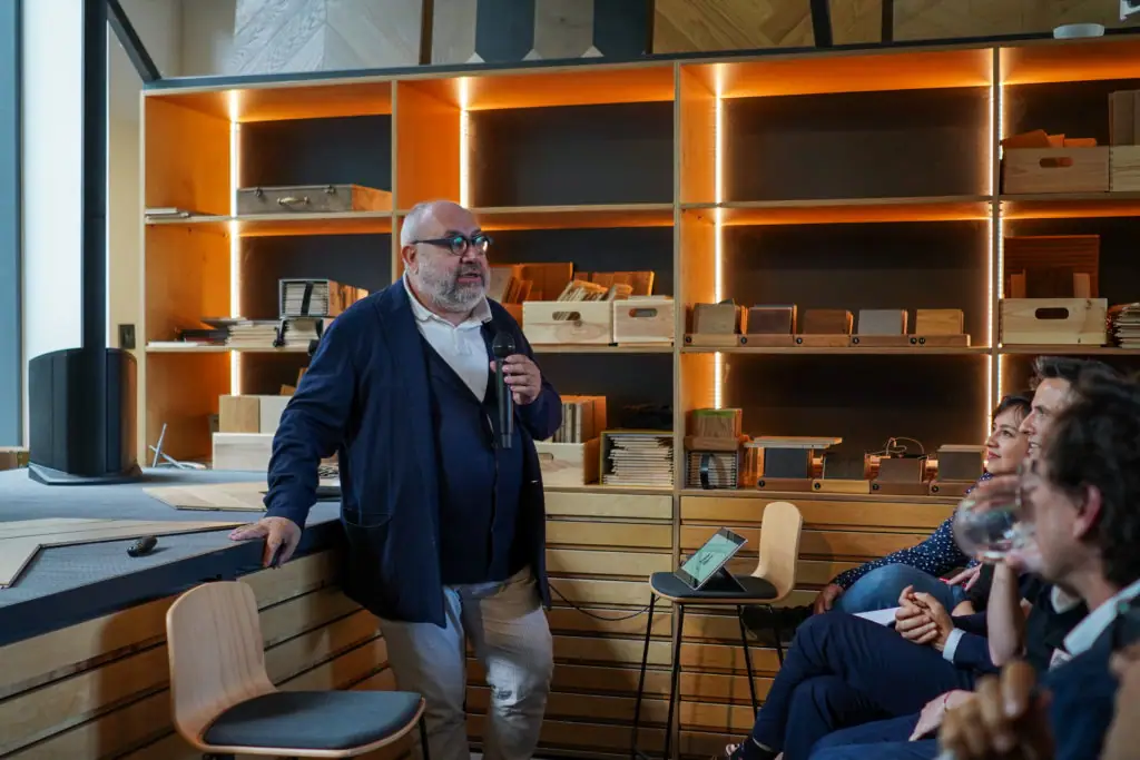 Joan Roig, de Batlle i Roig, habla de pie con un micrófono junto a las estanterías de Matter