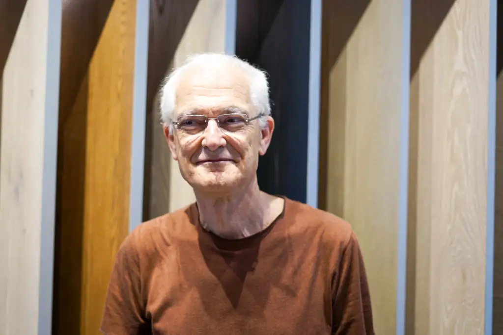 Retrato de Víctor Rahola en el showroom de Matter, ante un fondo de lamas de madera