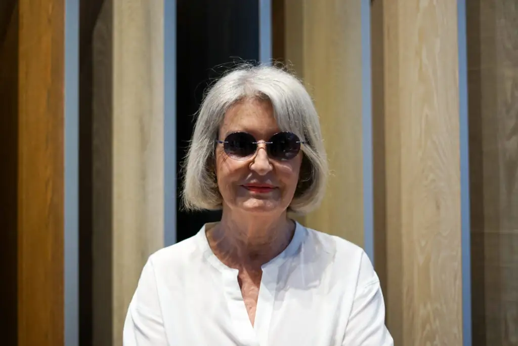 Retrato de Mayte Matutes en el showroom de Matter, ante un fondo de lamas de madera