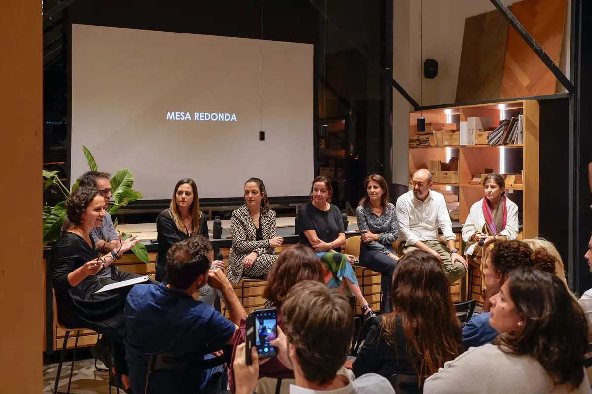 Los ponentes sentados en la mesa redonda frente al público de Matter Barcelona