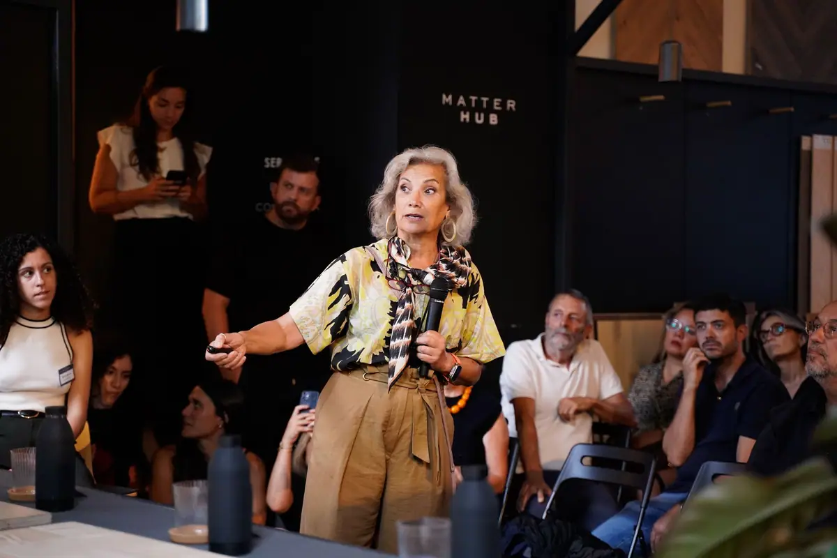 Carme Pinós speaks into a microphone in front of the attendees at Matter Barcelona
