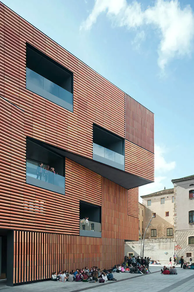 Ceramic louvre facade of the Escola Massana with cantilevered windows