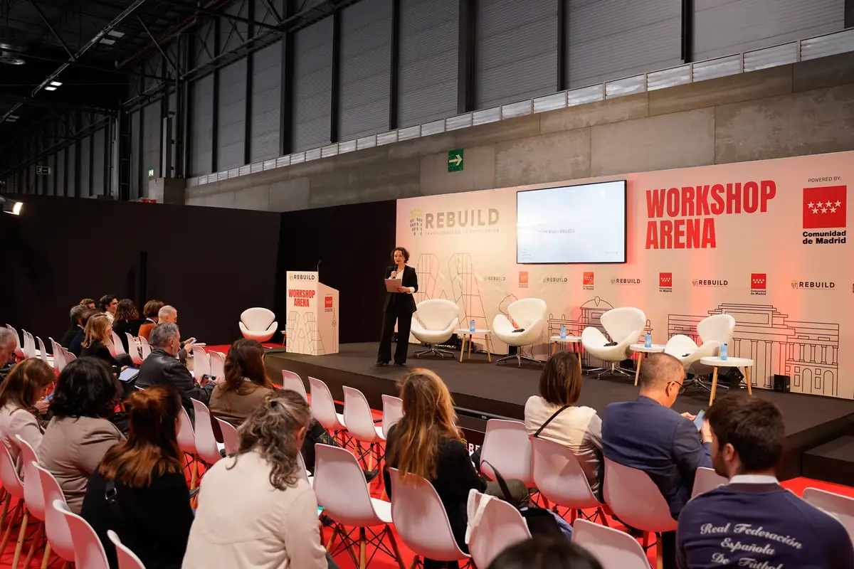 Una ponente habla desde el atril del Workshop Arena ante el público